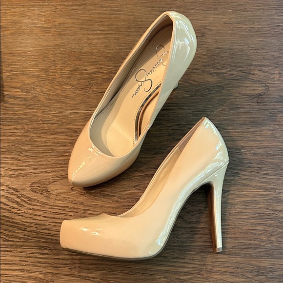 Jessica Simpson Glossy Beige Heels 👠 - Picture 1 of 6
